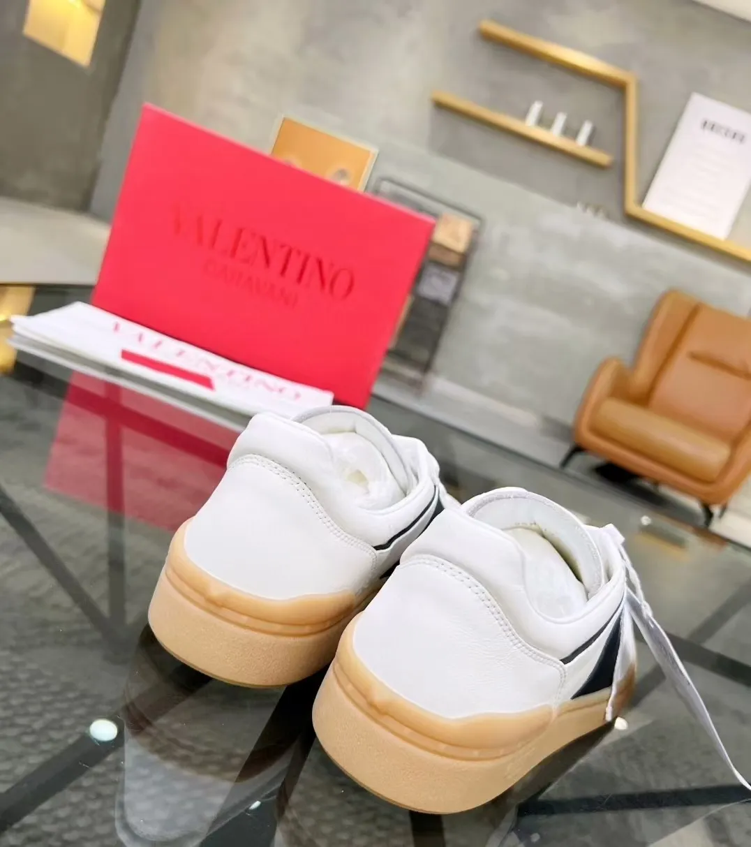Men's men's shoes 💰440 [New style] 🐡🐡Original quality Top version on the market VALENTINO (Valentino) 2023 latest fashion week catwalk [couples 👫 style], unique design, fashionable people specialize in thin feet 🔥A fashion product of Baita [strong] Fabric: The toe is made of high mercerized triangular grain cowhide and A-grade full-grain cowhide tower, original lasting process Inner lining: cowhide lining + PU hanging mesh feet, heel and tongue decorated with VaIentin* shallow relief oversized rivets Size: 38-44 (45 can be customized